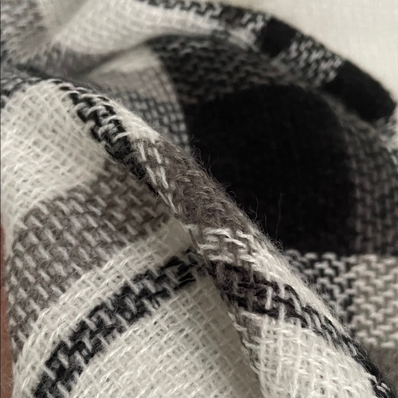 Black and white scarf Striped Shawl Wrap - Picture 5 of 6